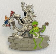 Disney Muppet 3D Courtyard Fountain LE Waldo Kermit Jim Henson Pin