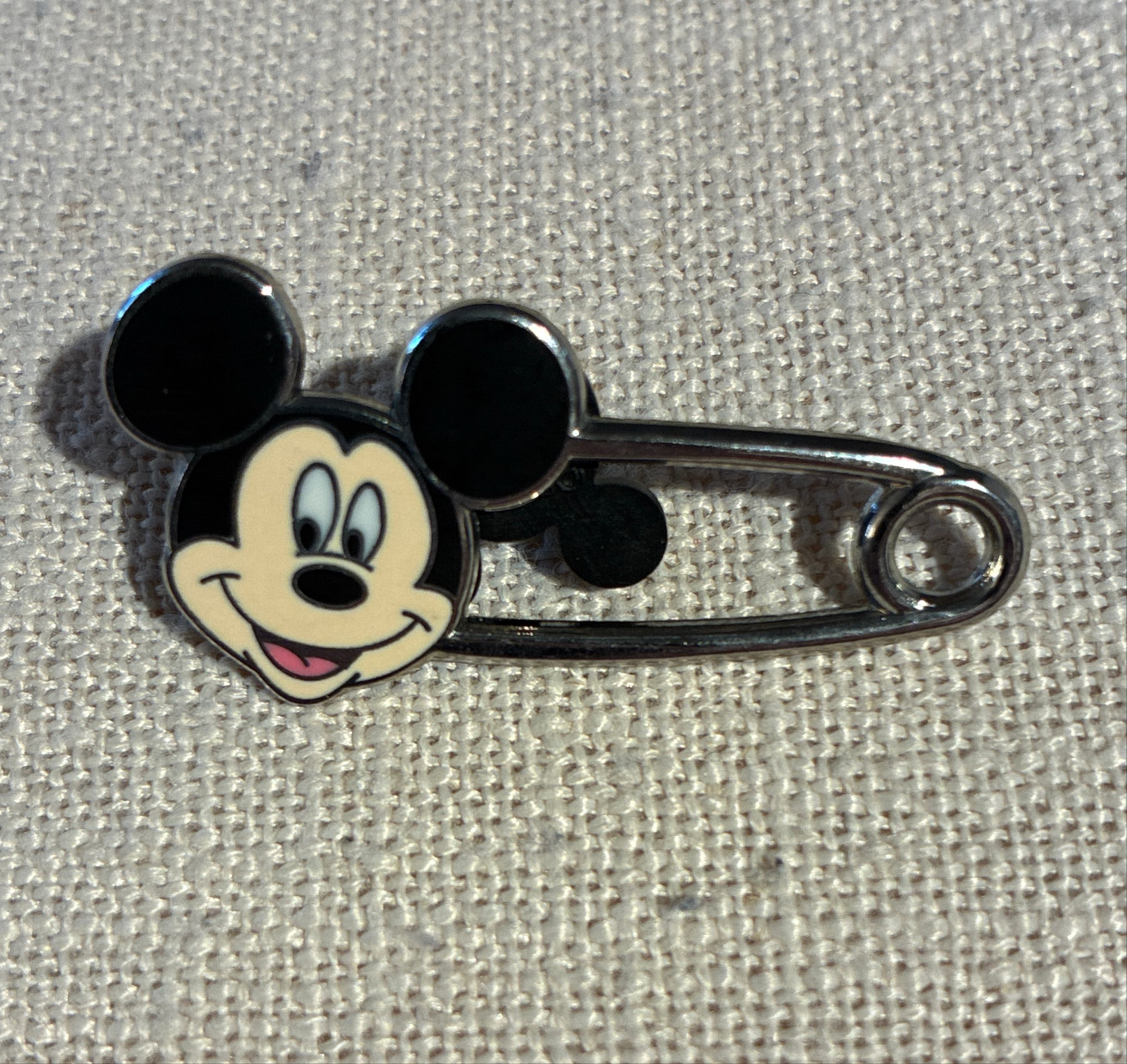 Mickey Minnie Safety Pin Set
