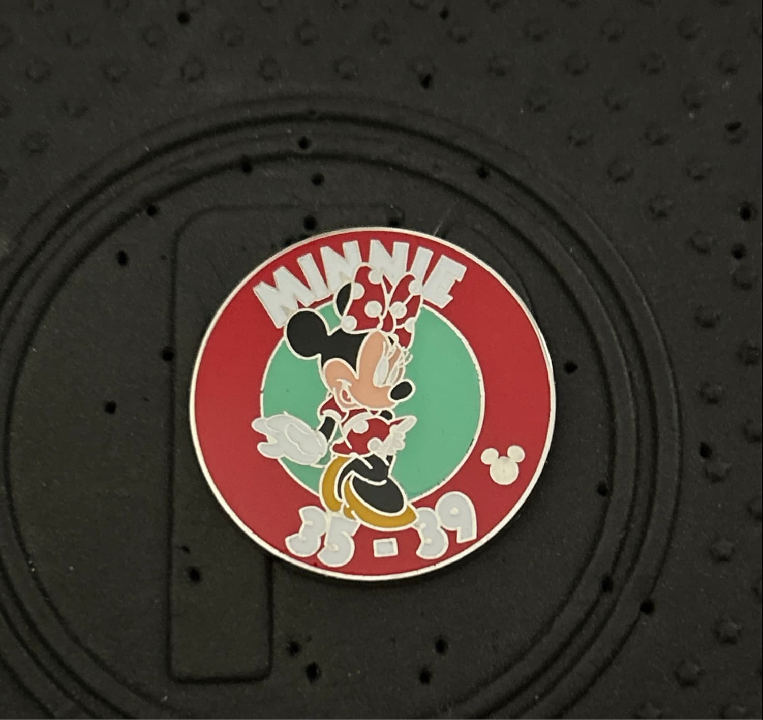 Minnie Mouse 35-39 Hidden Mickey Cast Lanyard Pin