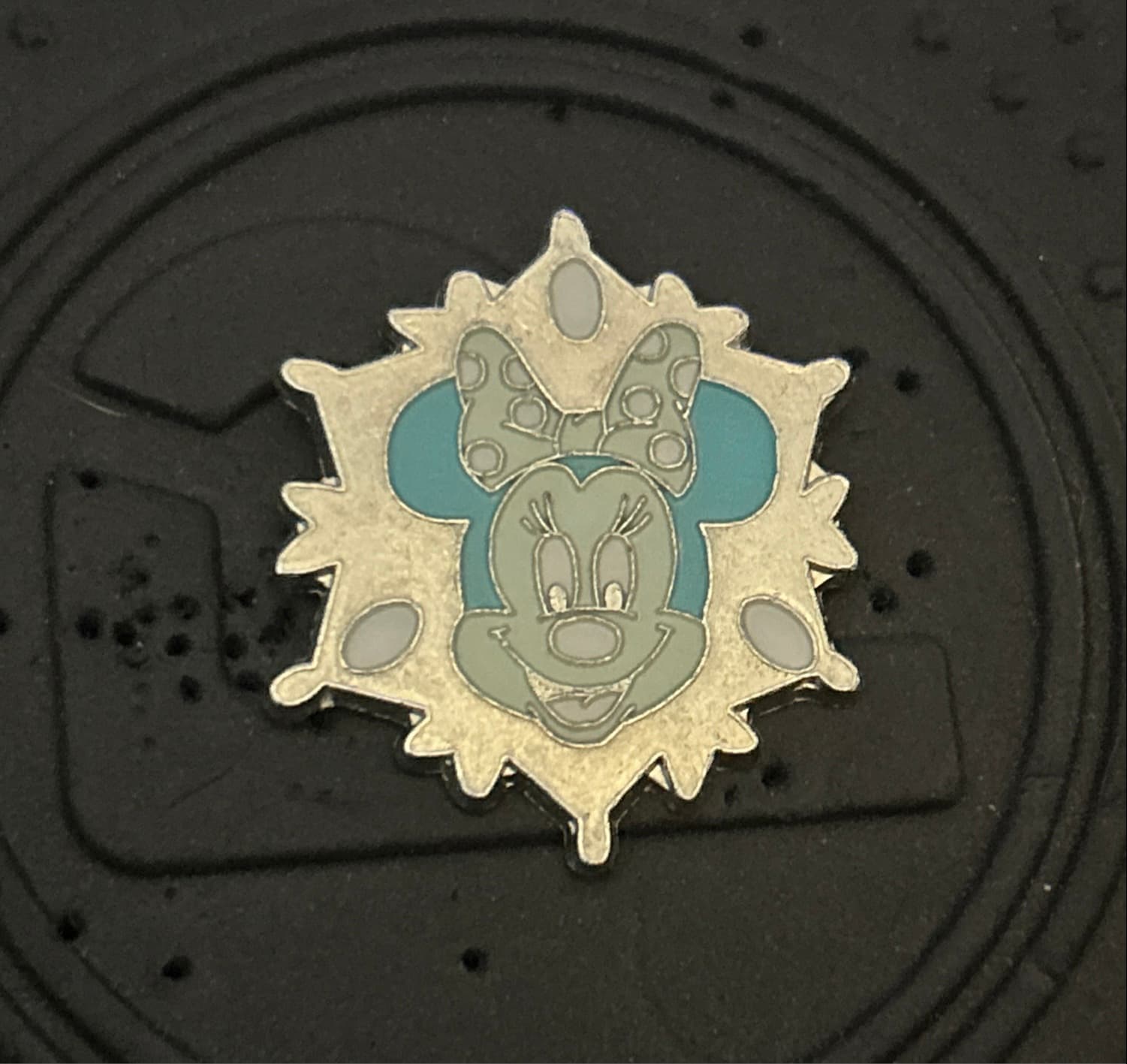 DLR - 2007 Hotel Hidden Mickey Snowflake Collection - Minnie Mouse
