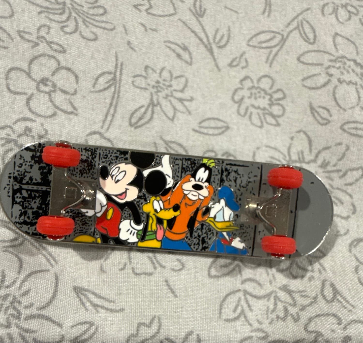 Skateboard Mickey and the Gang