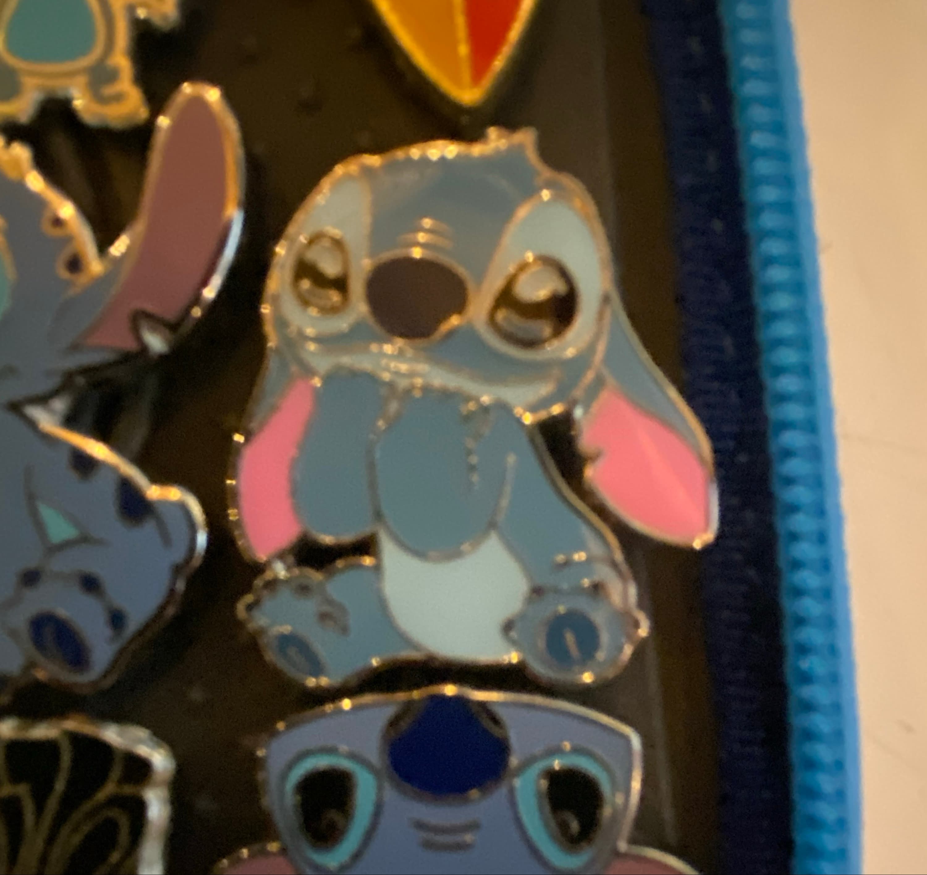 Cutie Stitch Sitting - Lilo and Stitch - Hands on chin
