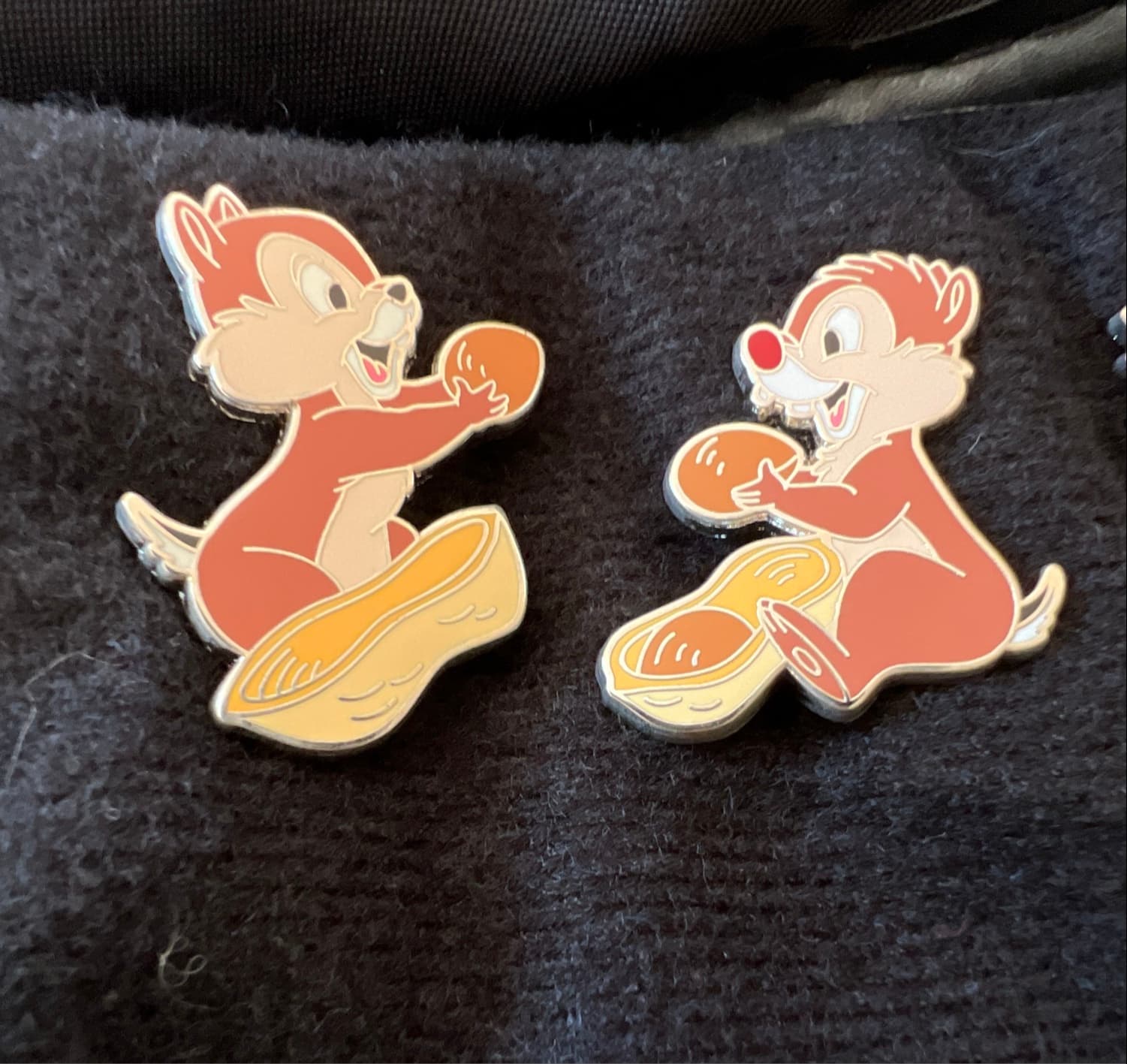 Chip & Dale Eating a Peanut - 2 Pin Set