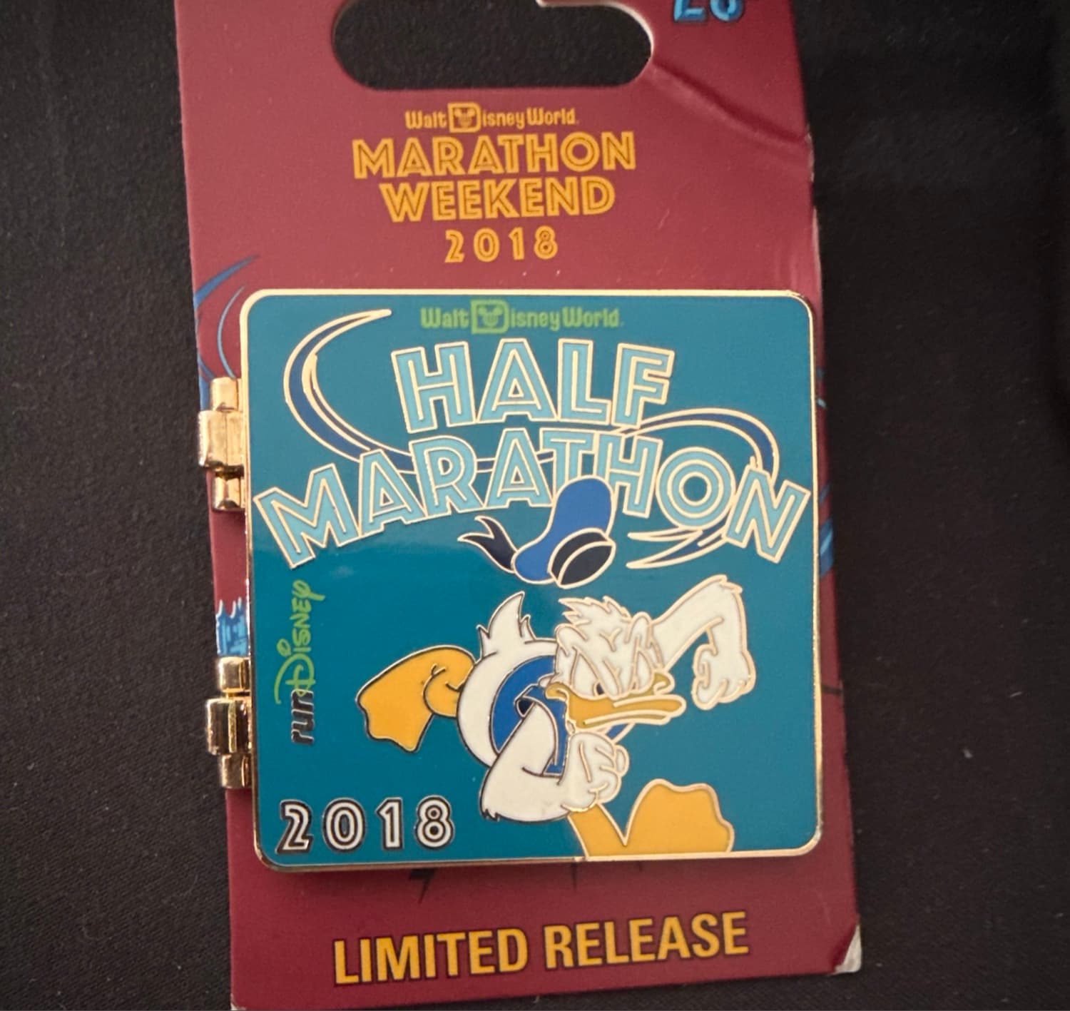 Walt Disney World Marathon Weekend 2018 25th Anniversary Half Marathon Donald Duck Hinged Pin