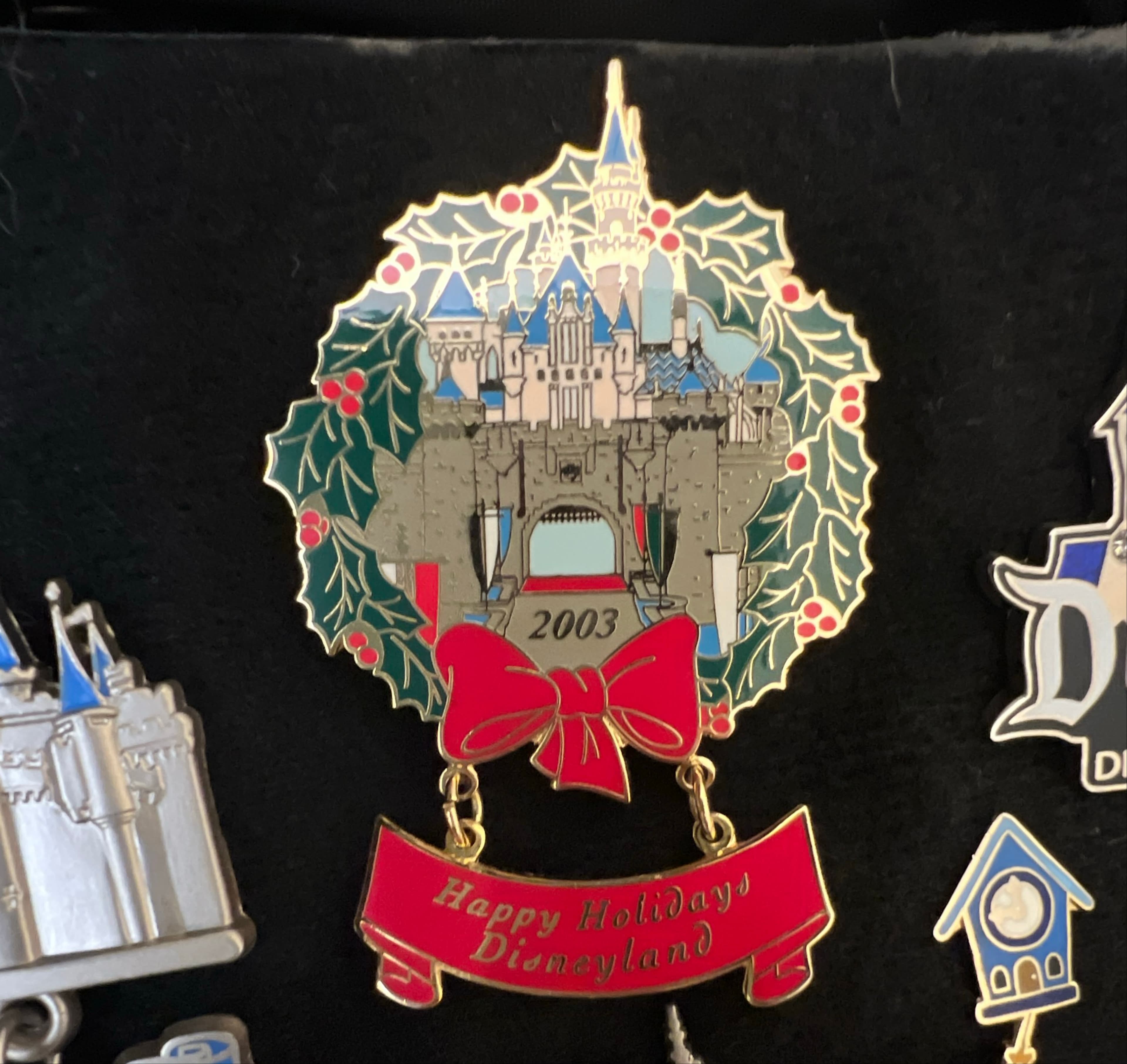 Disneyland Castle Holiday 2003 Dangle Wreath Pin