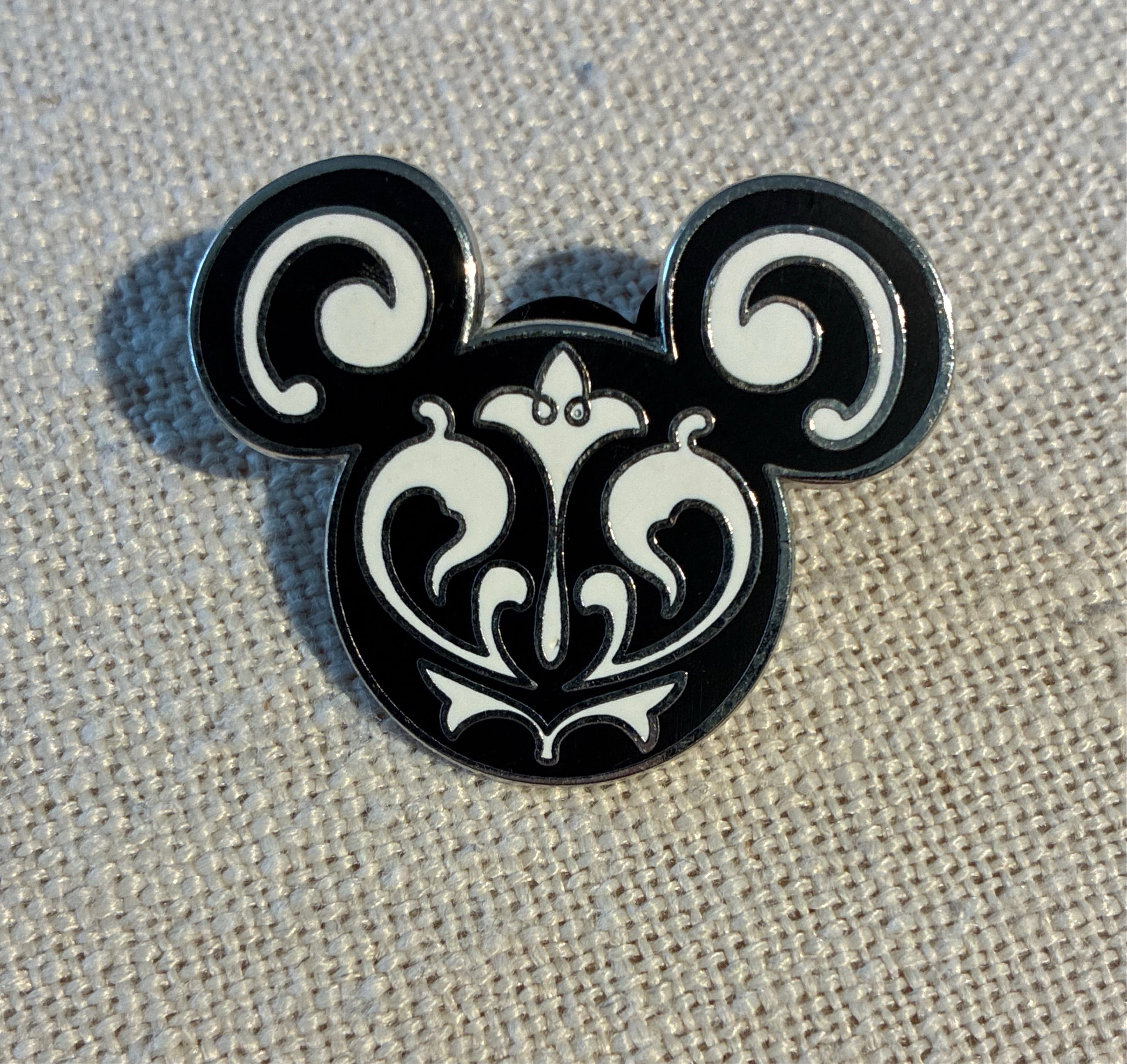 Mickey Mouse - 2012 Hidden Mickey Crest Collection