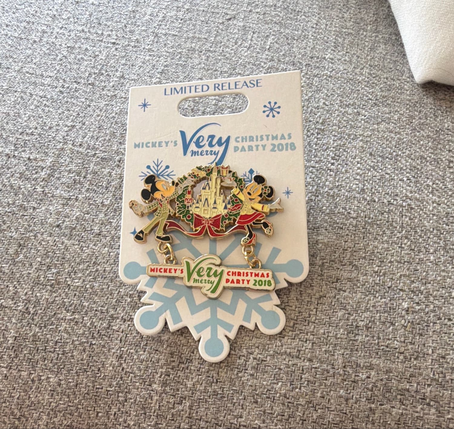 Mickey & Minnie Mouse Very Merry Christmas Party 2018 Logo Dangle Pin