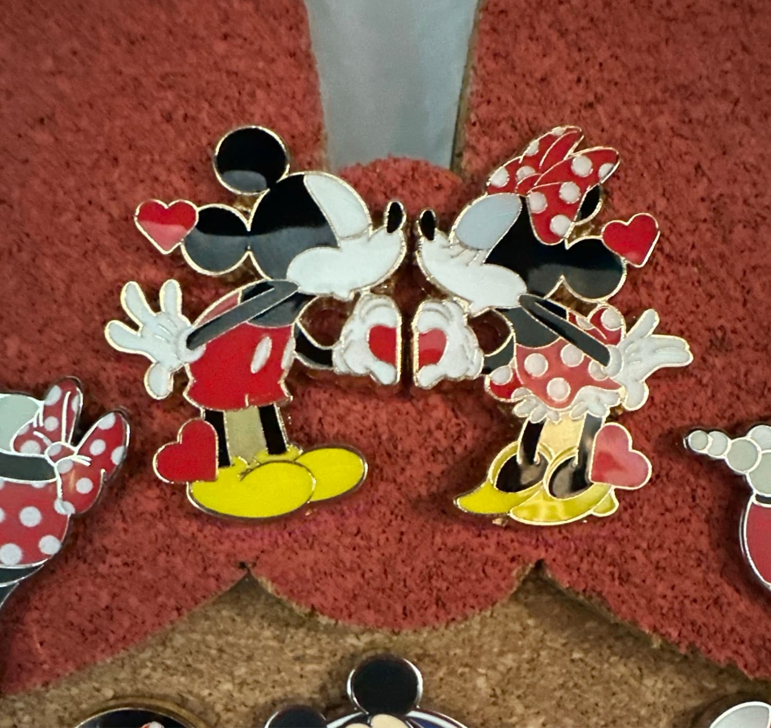Loungefly Mickey and Minnie Kissing Set
