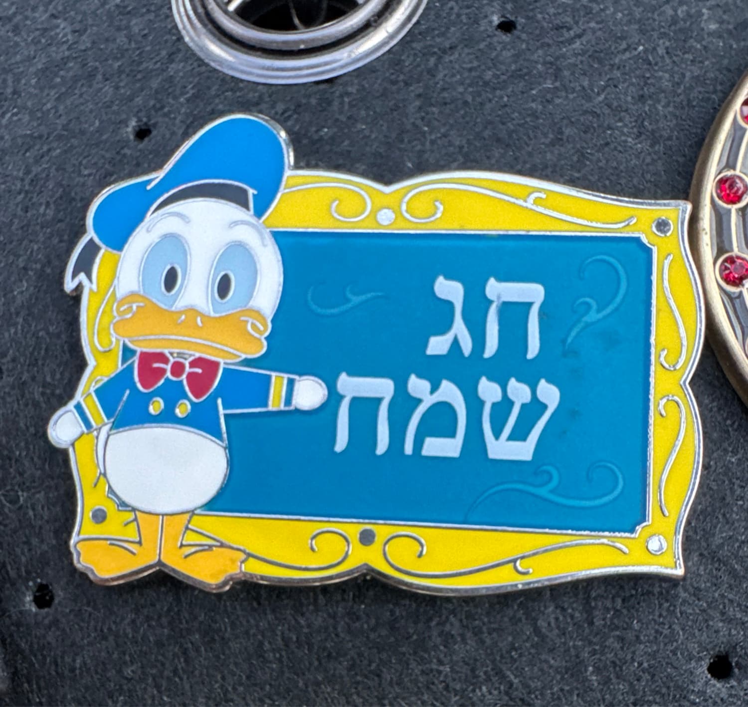 Donald Duck - Hebrew 'Chag Sameach' - it's a small world Holiday Mystery Pin Set
