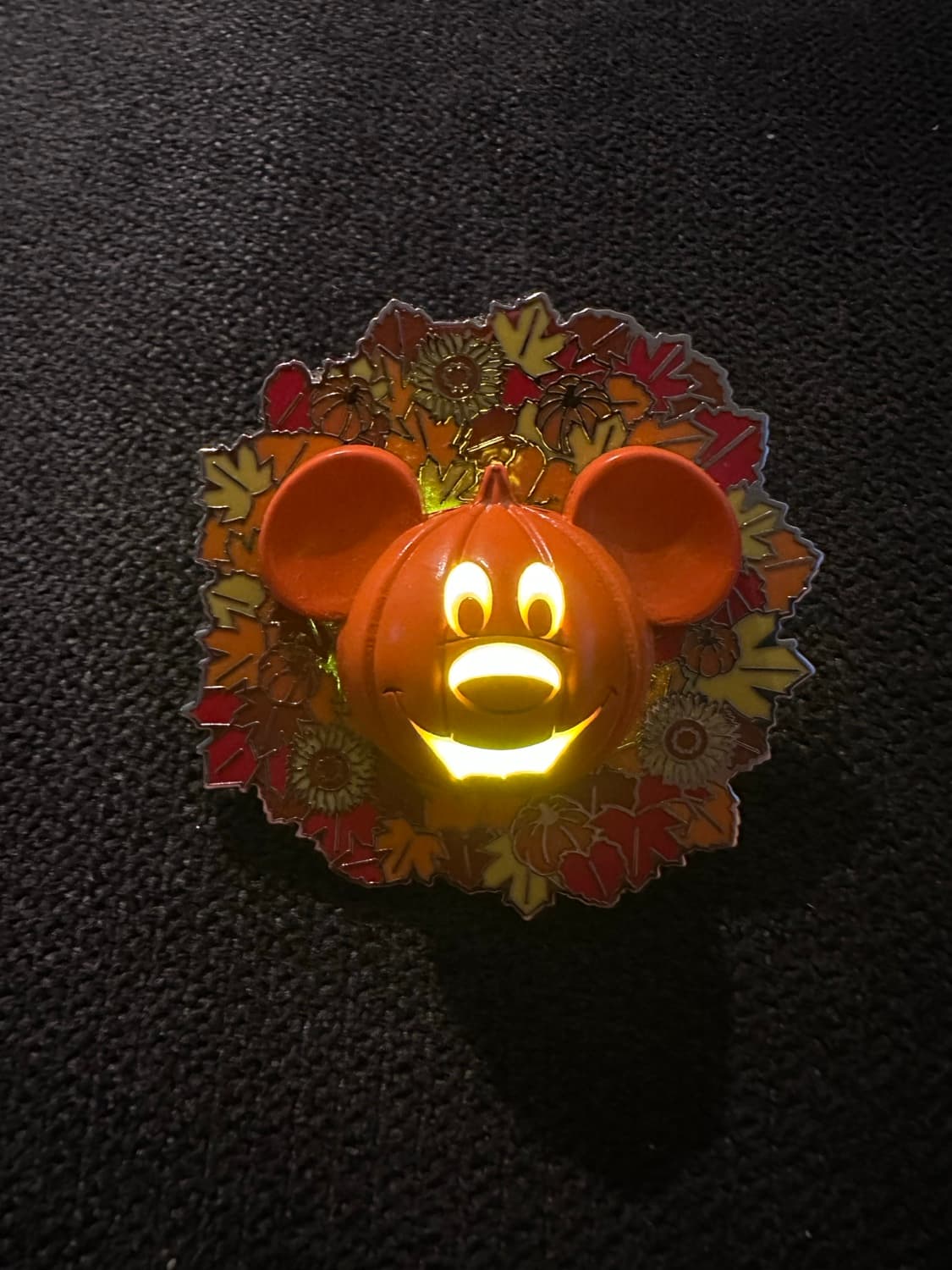 Mickey Mouse Jack-o'-Lantern Wreath Light-Up Halloween Pin front