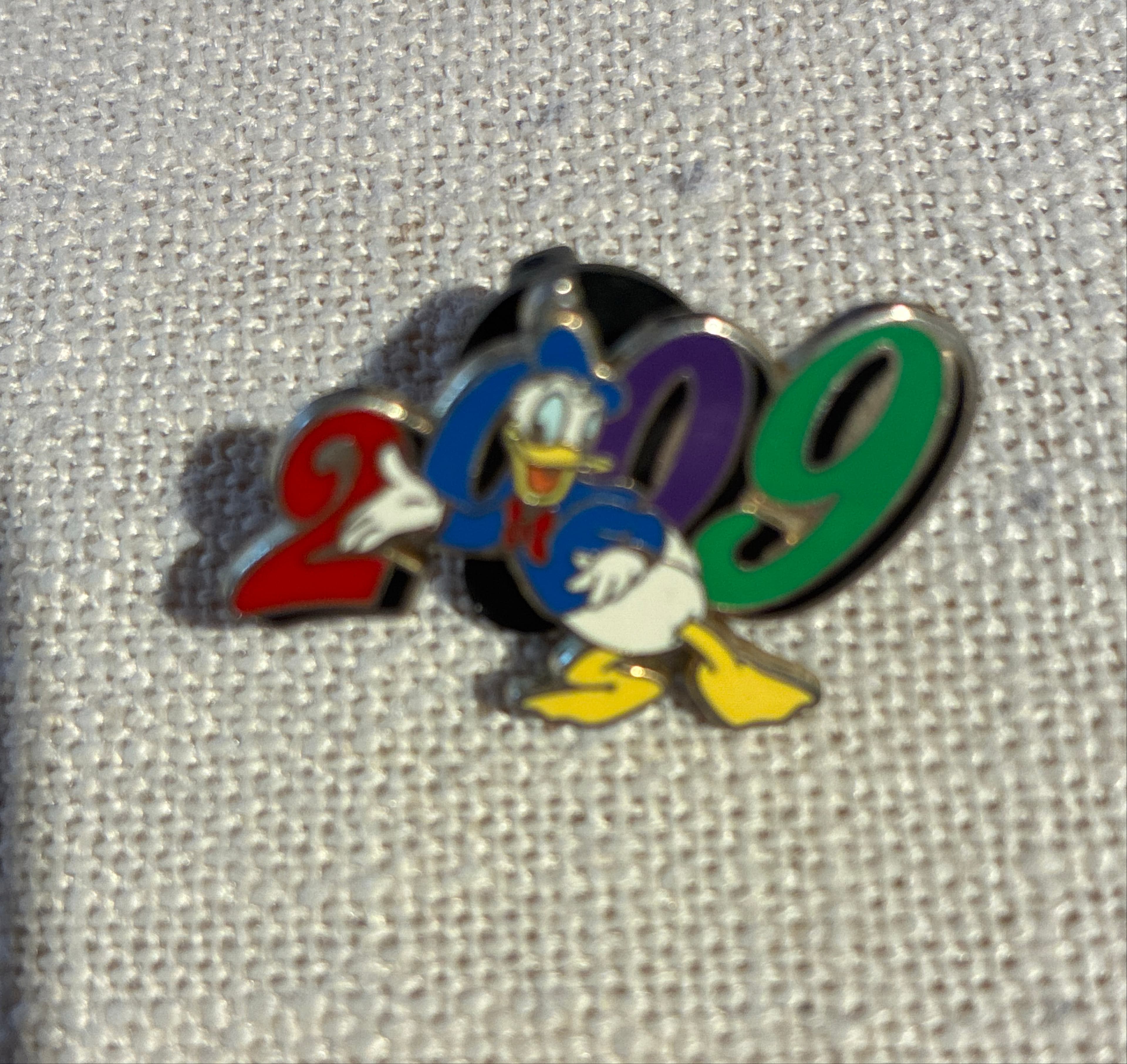 Donald Duck 2009 Dated Year Pin front