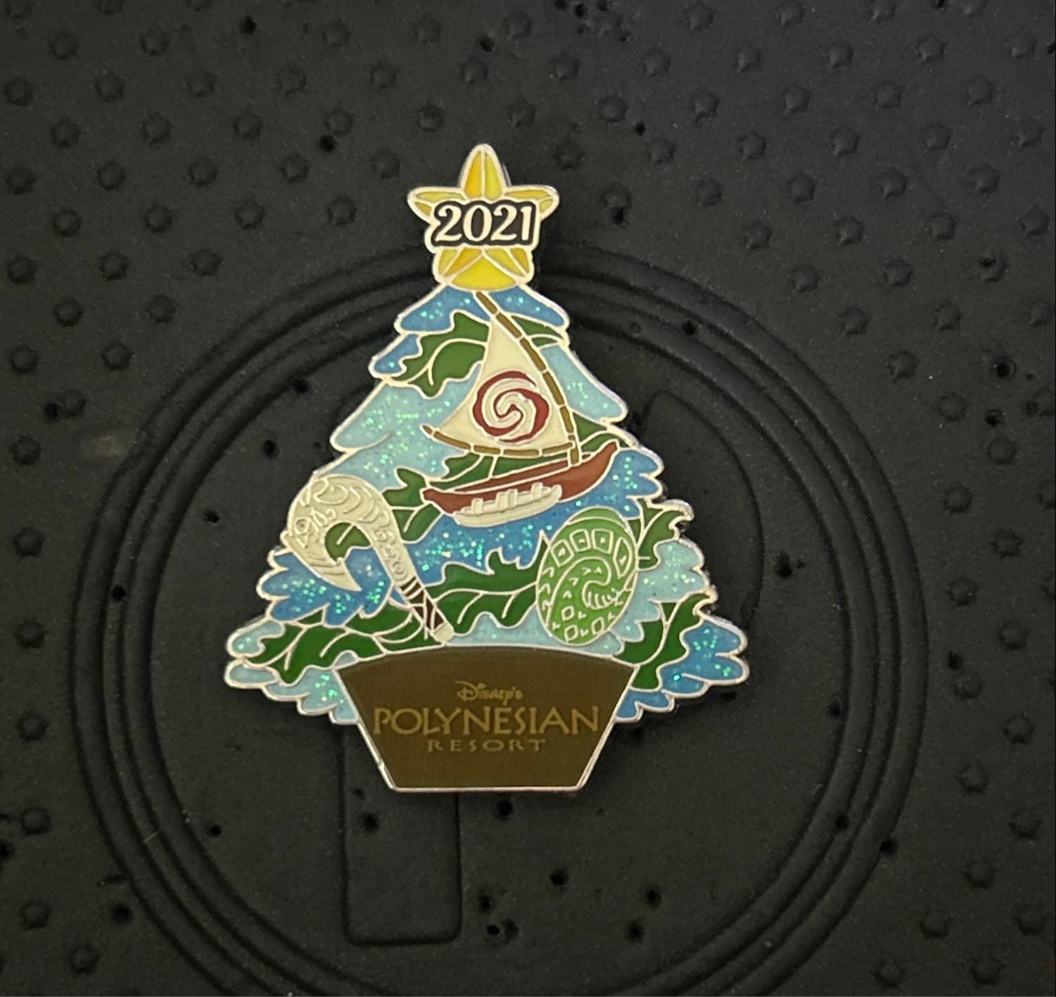 Disney Parks 2021 Christmas Happy Holidays Pin - Polynesian Village Resort - Moana