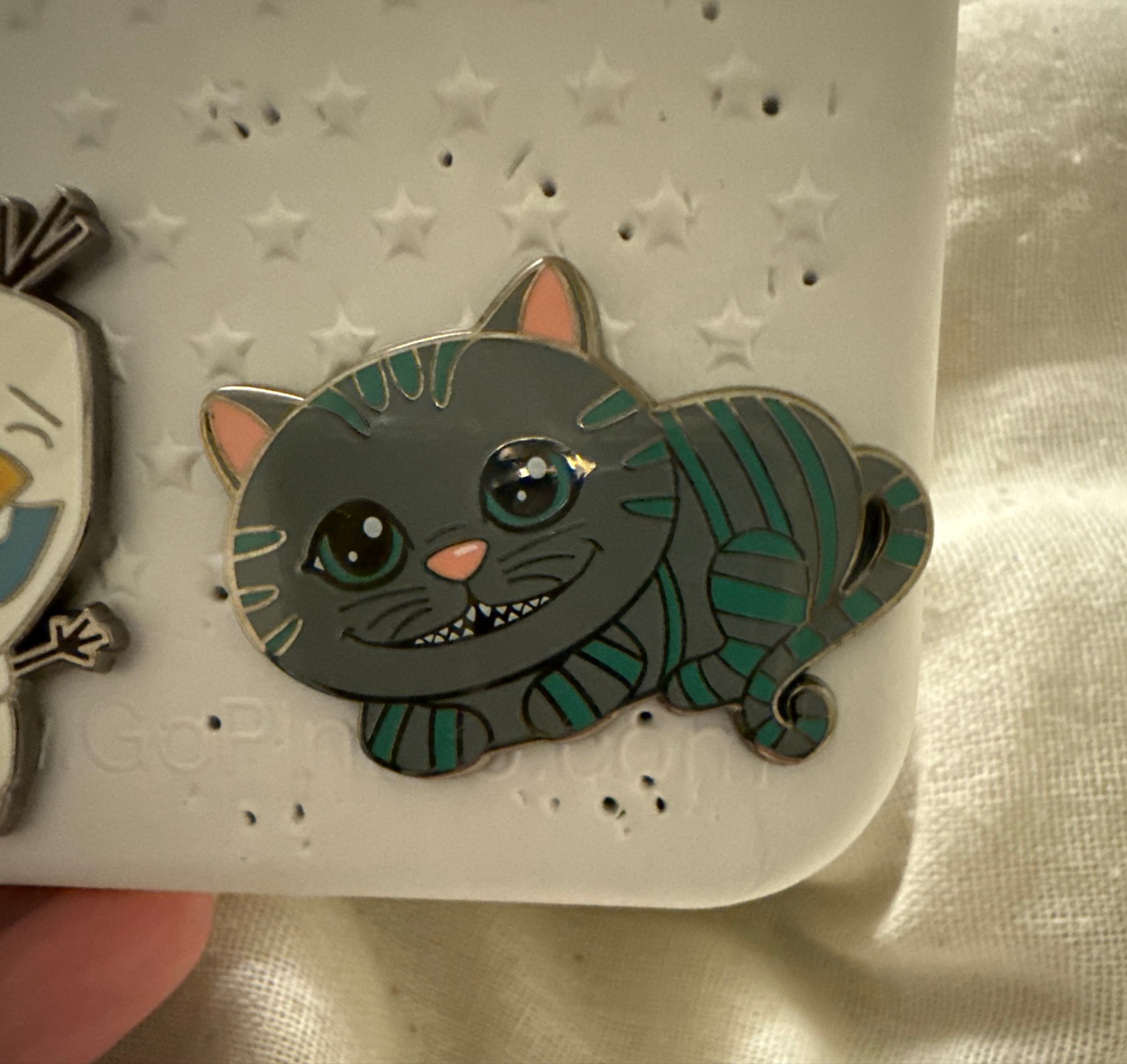 Disney Alice in Wonderland Cheshire Cat Collectible Trading Pin