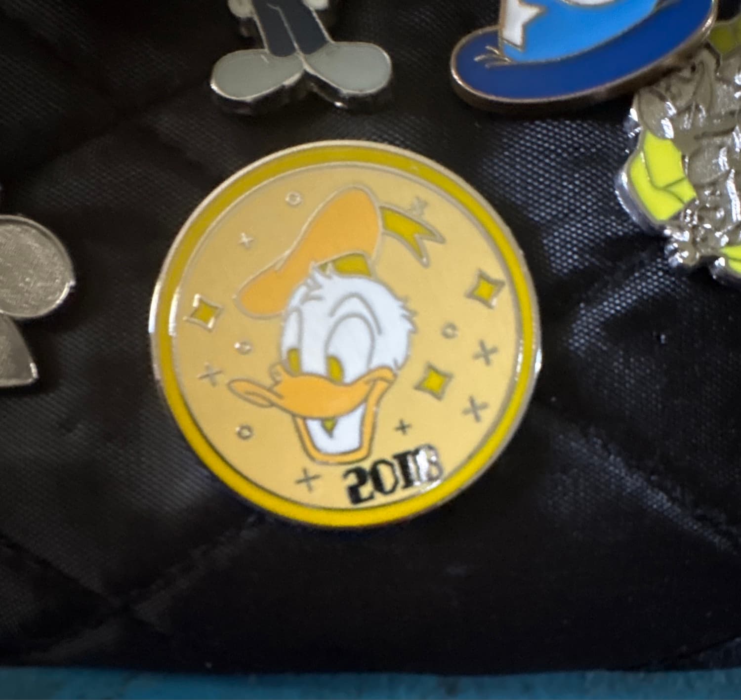 Donald Duck 2018 Gold Circle Pin
