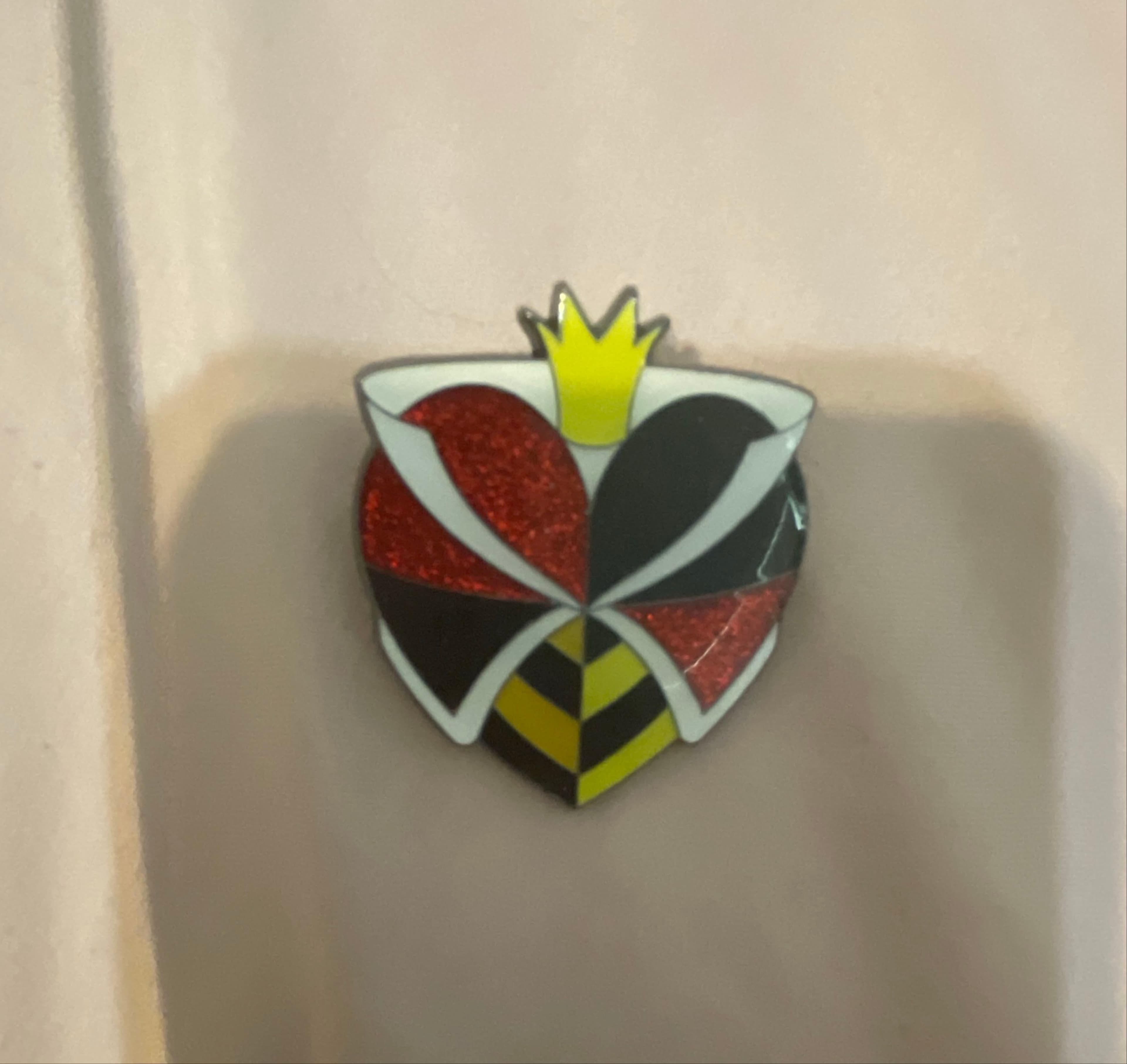 Heartslabyul Dormitory Crest Pin - Twisted Wonderland