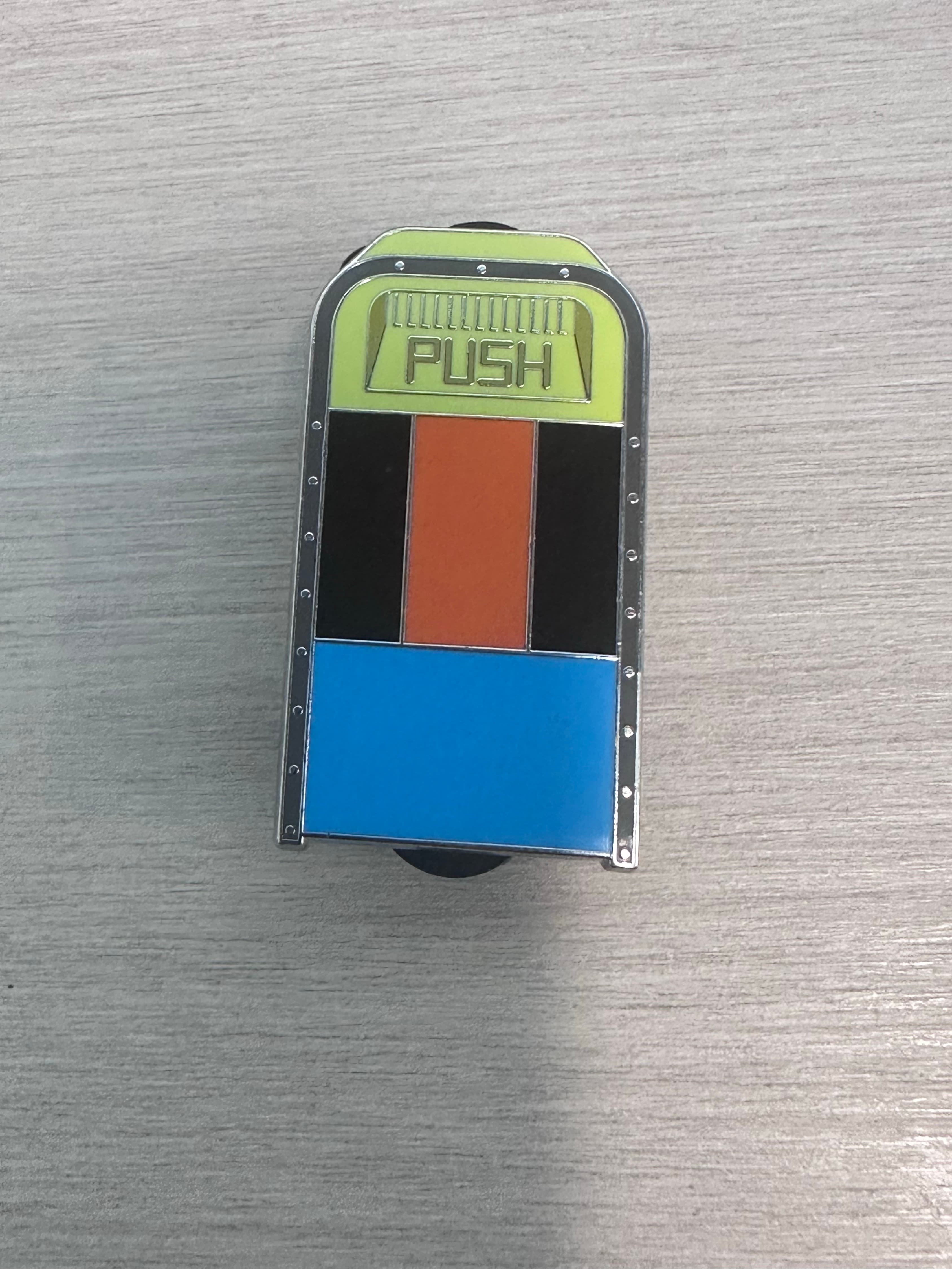 Goofy Character Trash Can - Disney Character Trash Bins Mystery Pin Pouch Set front