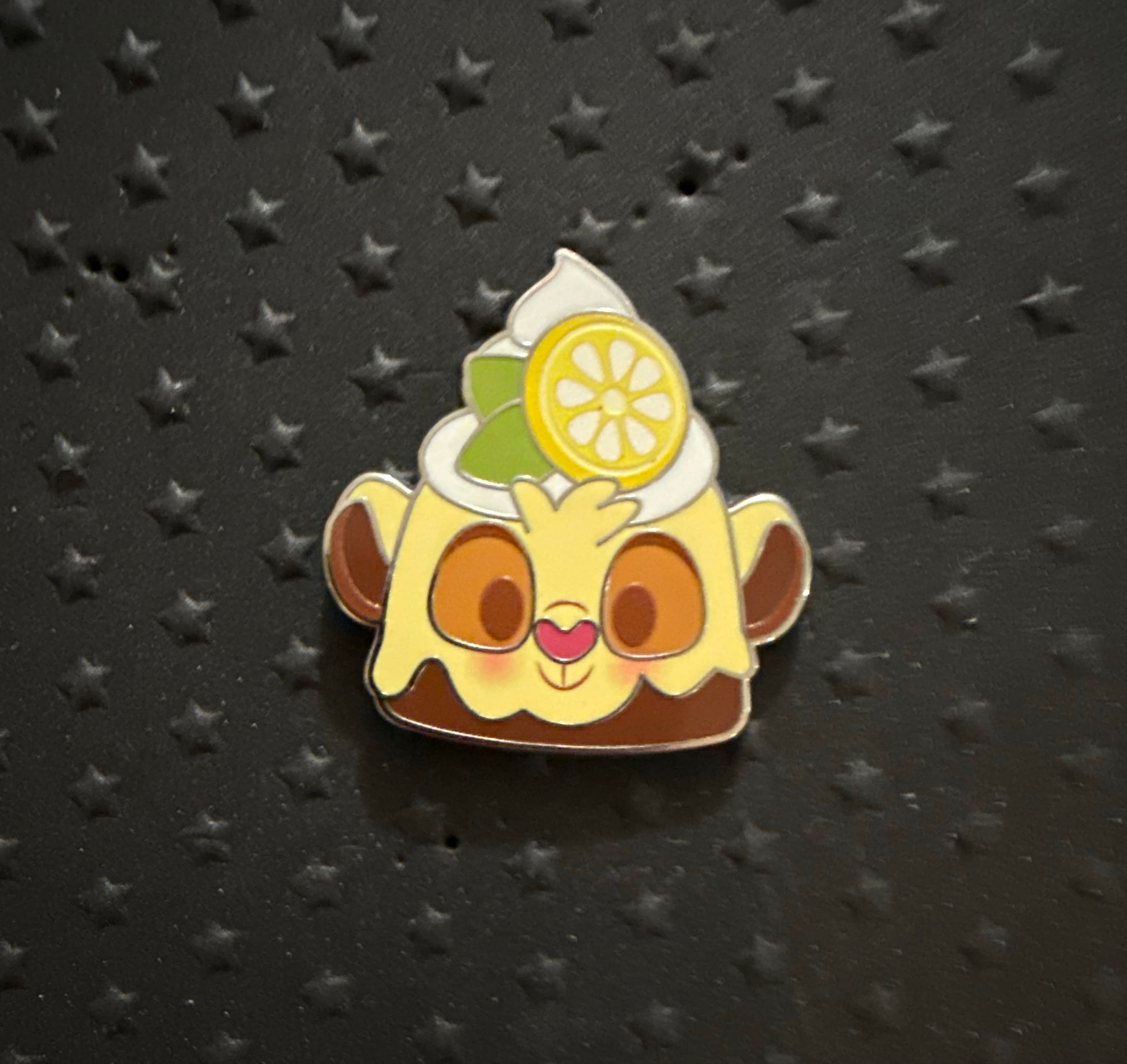 Simba Lemon Chocolate Cake - Munchlings Mystery Pin