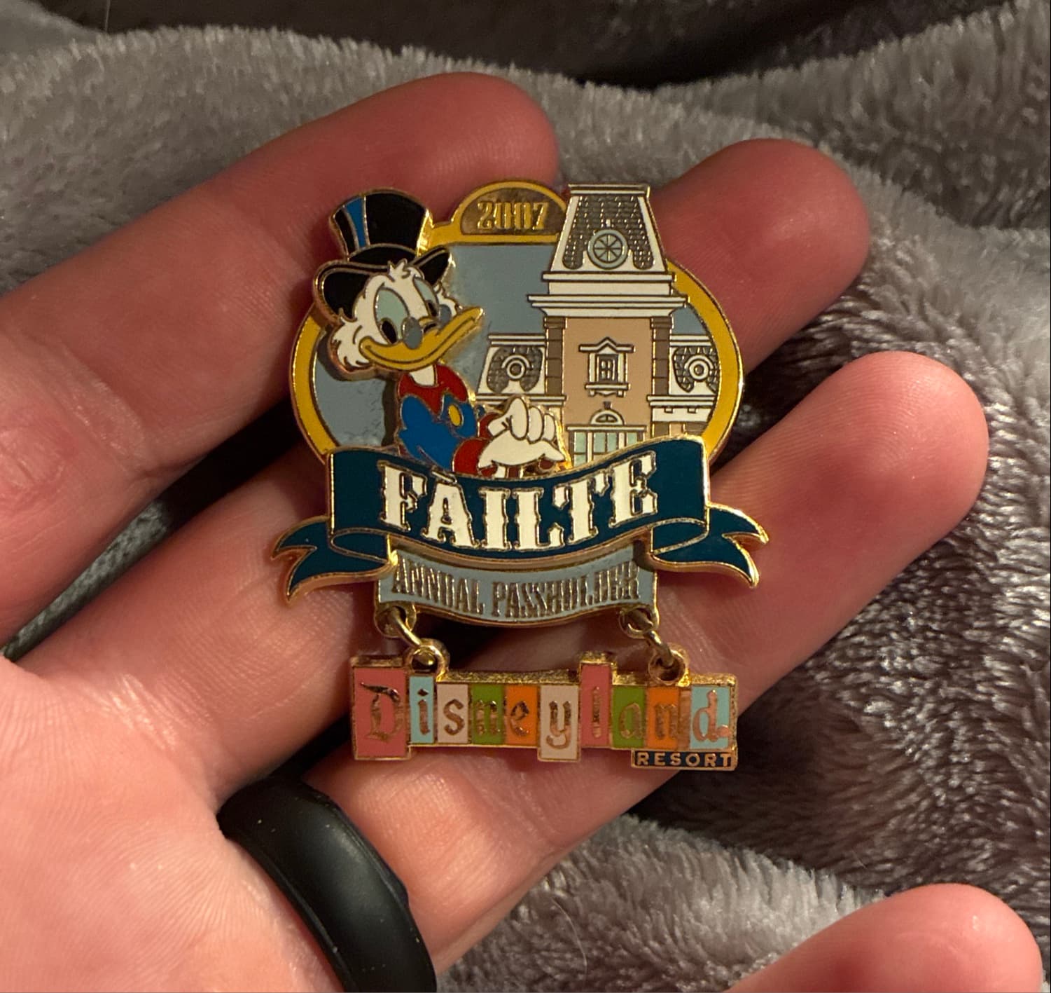 Scrooge McDuck "Welcome" Annual Passholder Pin