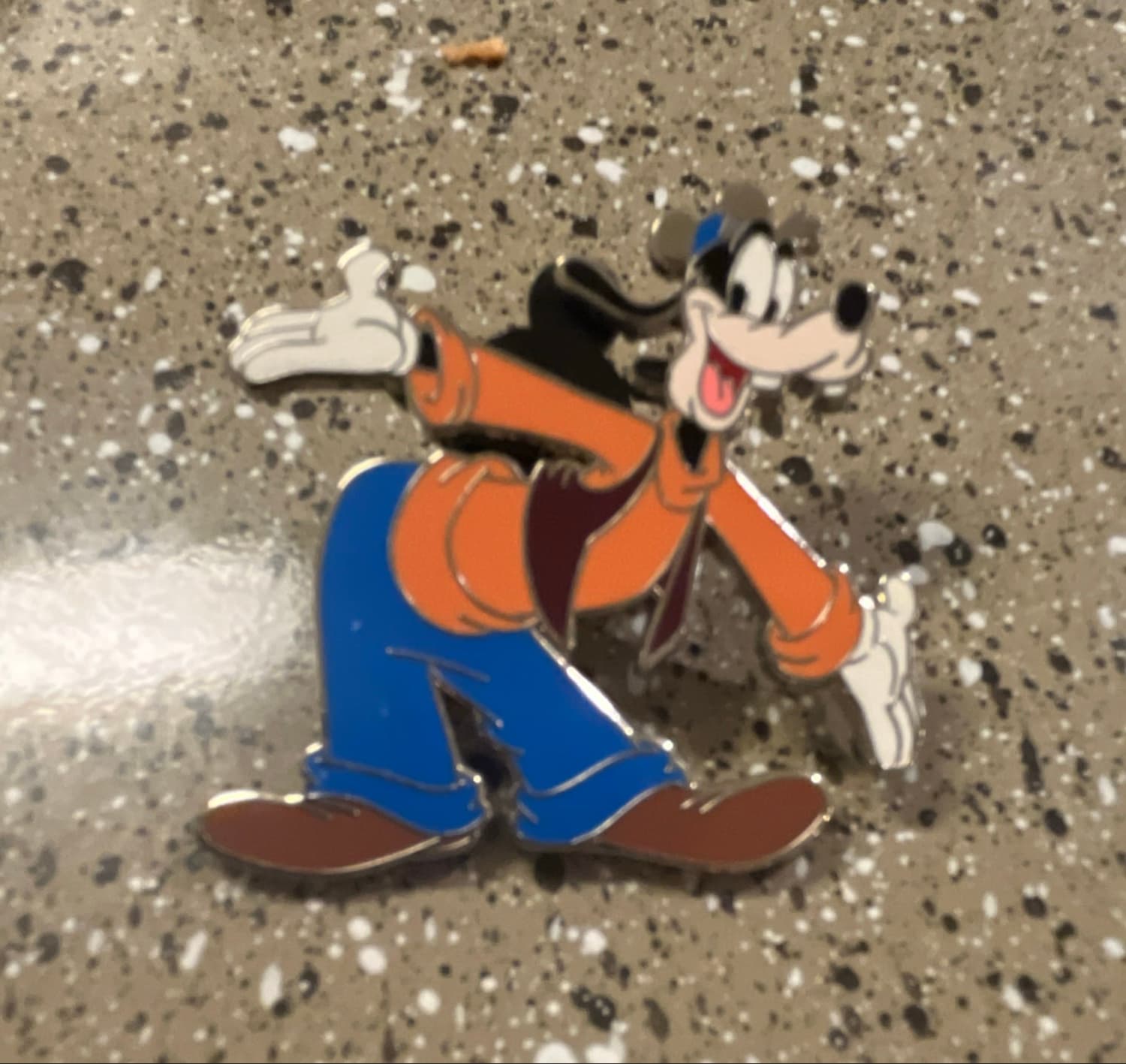 Goofy small with arms out