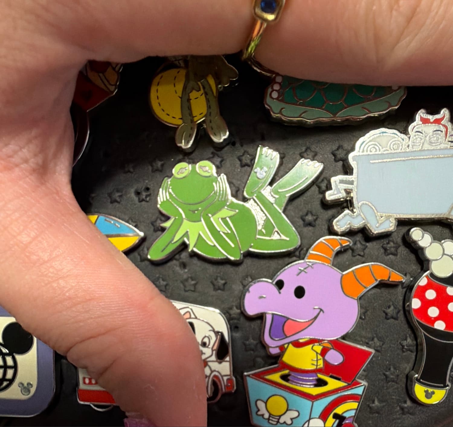 Kermit The Frog Hidden Mickey Wave B Green Color Story Pin