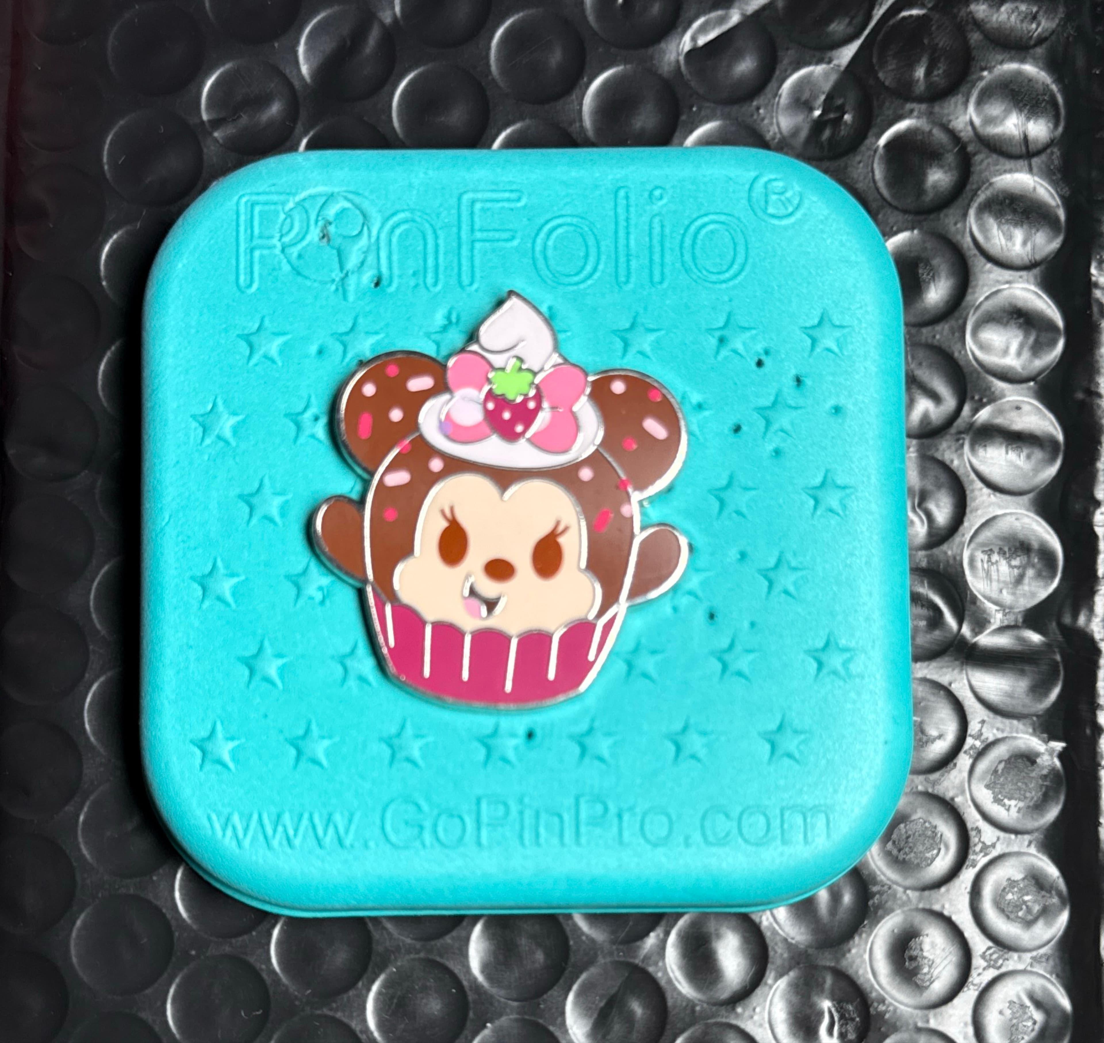 Minnie Mouse Wild Strawberry Cupcake - Munchlings Series 1 Mystery Pin