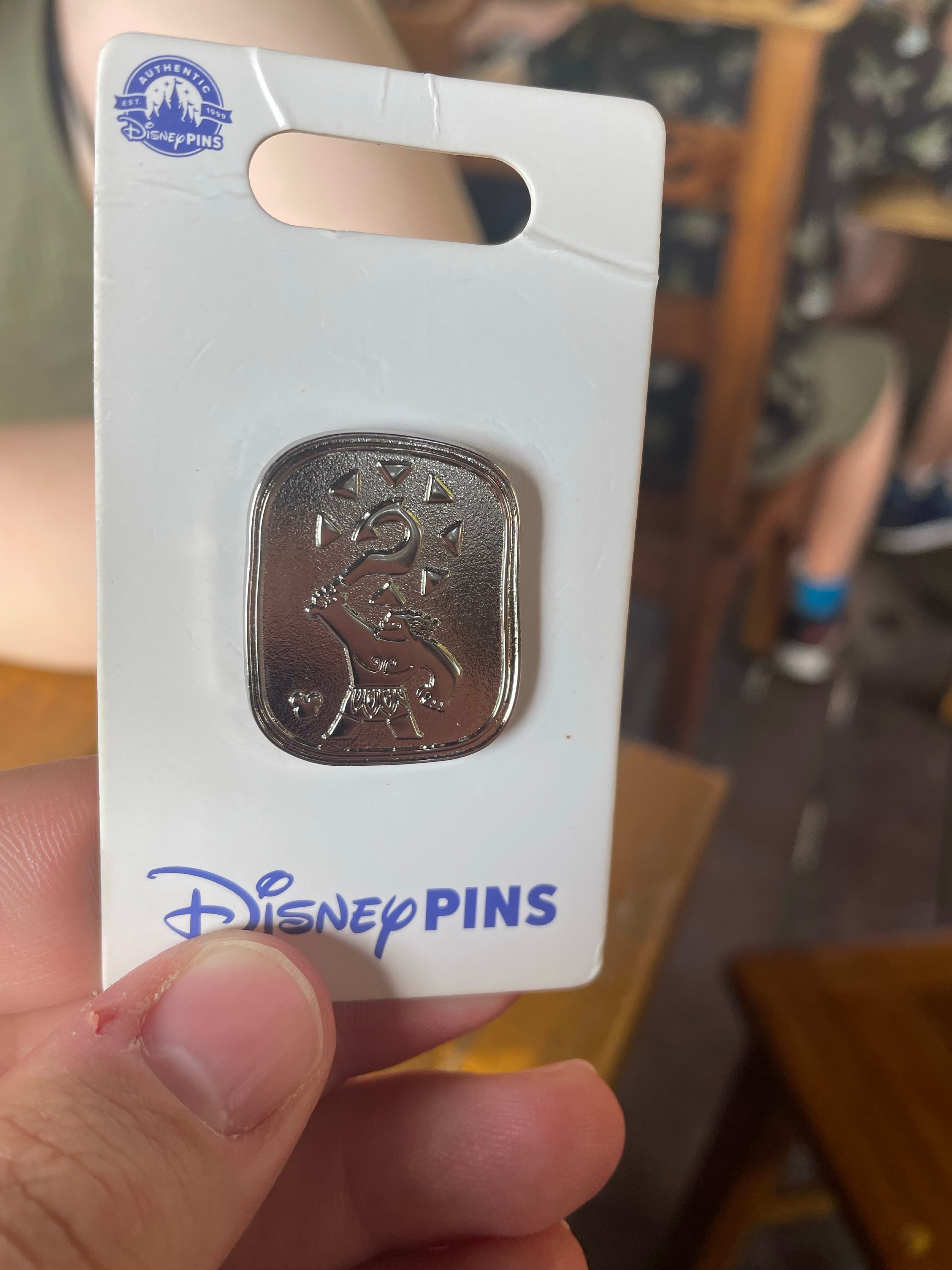 Maui Holding Magical Hook - Moana - Hidden Mickey 2018 Chaser Pin