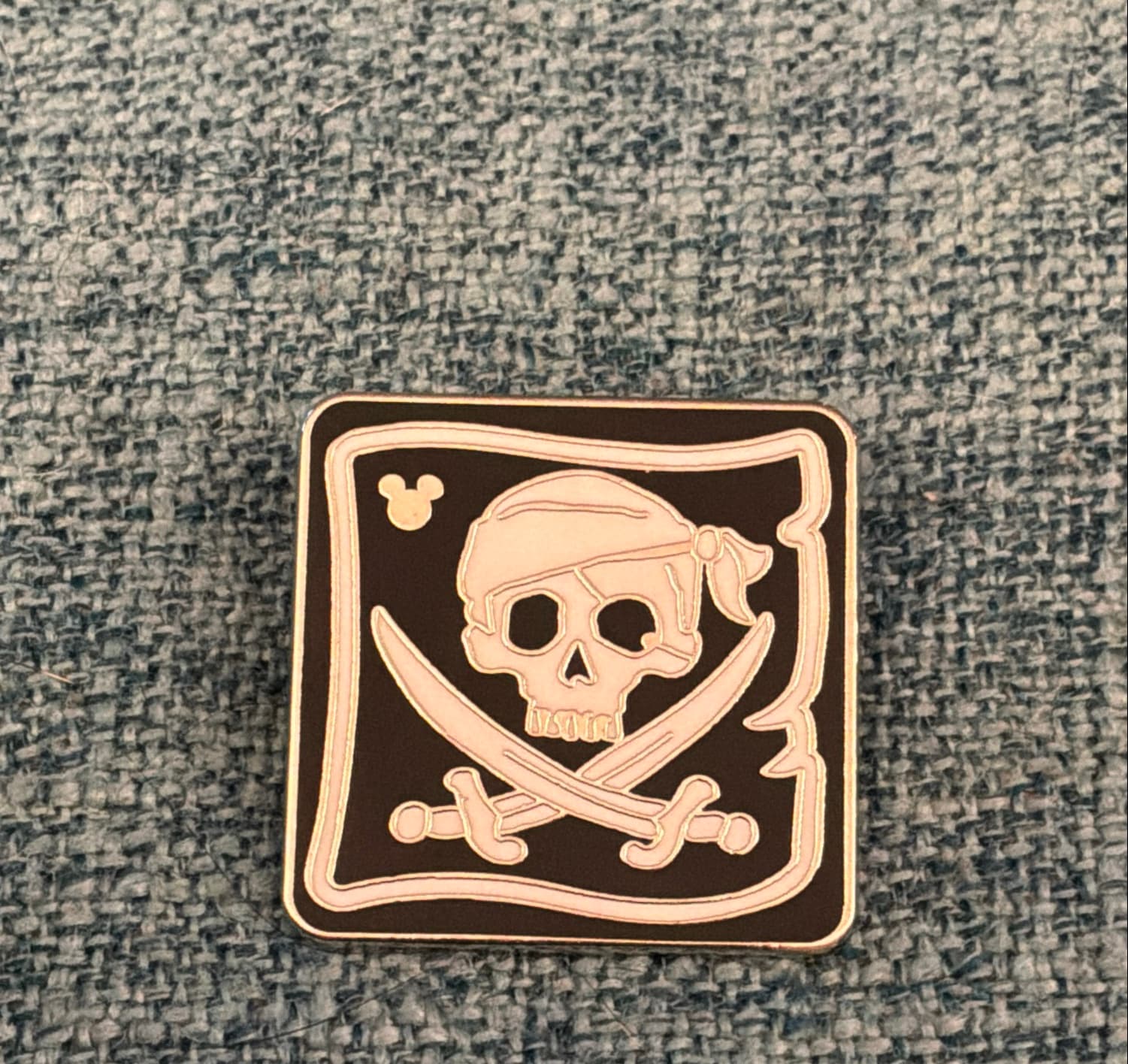 2016 Shanghai Disney Hidden Mickey Pirates of the Caribbean Skull and Crossbones
