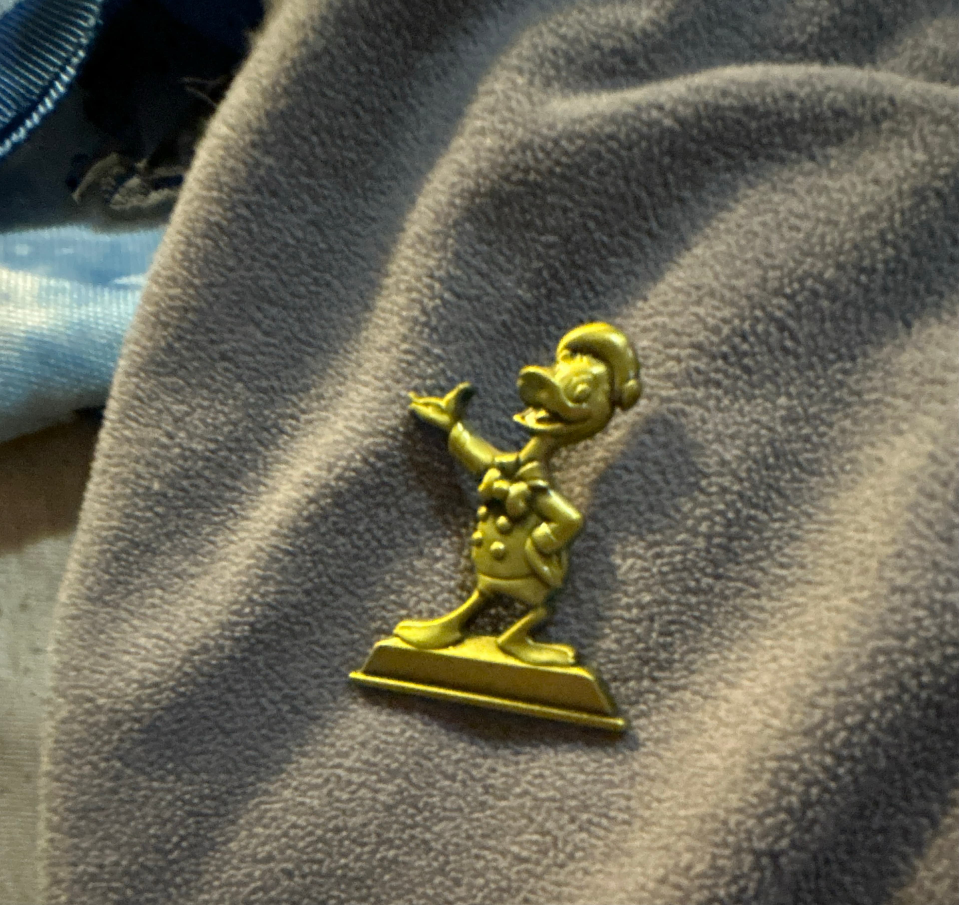 Donald Duck Gold Statue - Annual Passholder Commemorative Collection Statues Pin Set