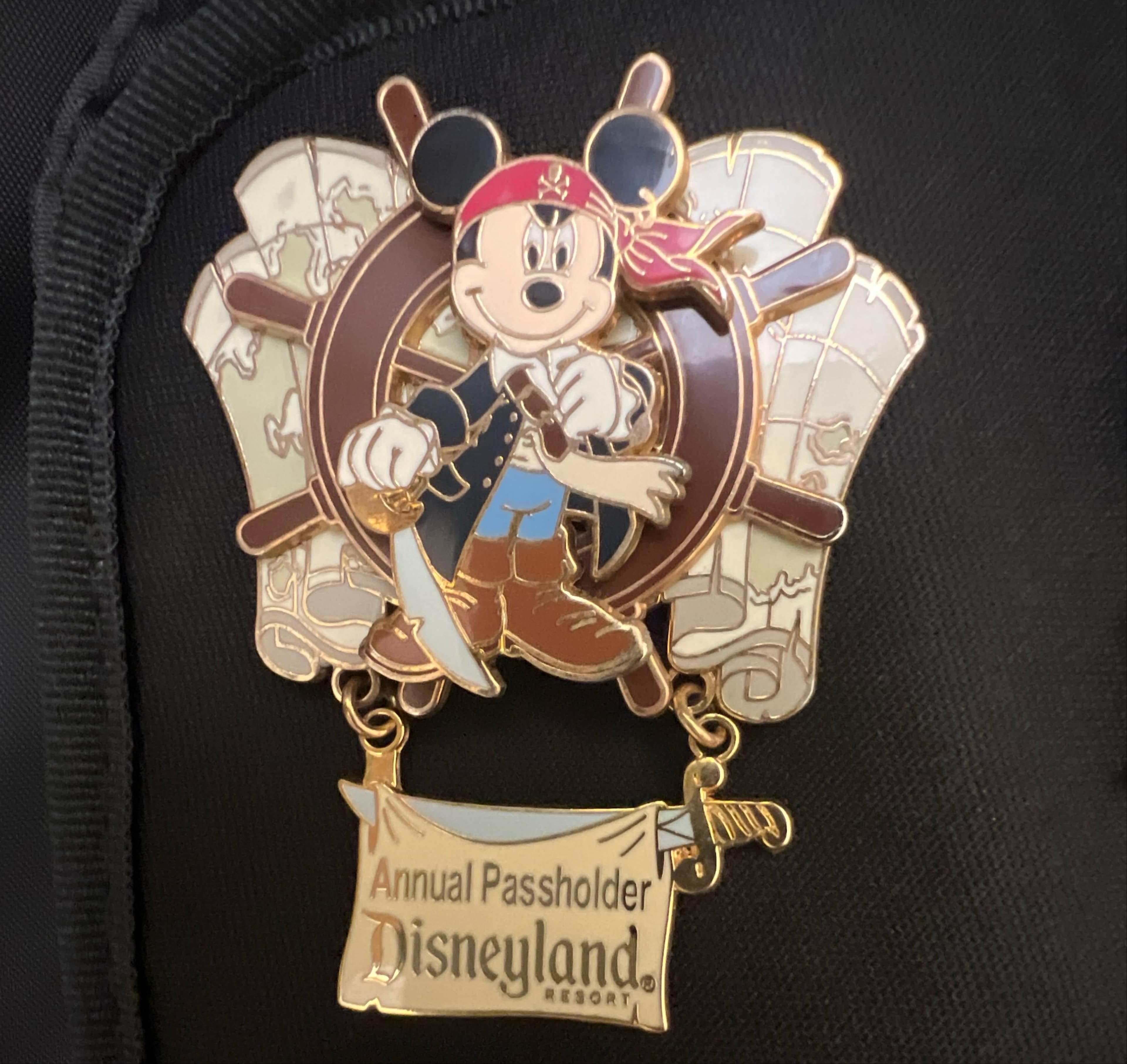 Pirate Mickey Mouse Annual Passholder Dangle Pin