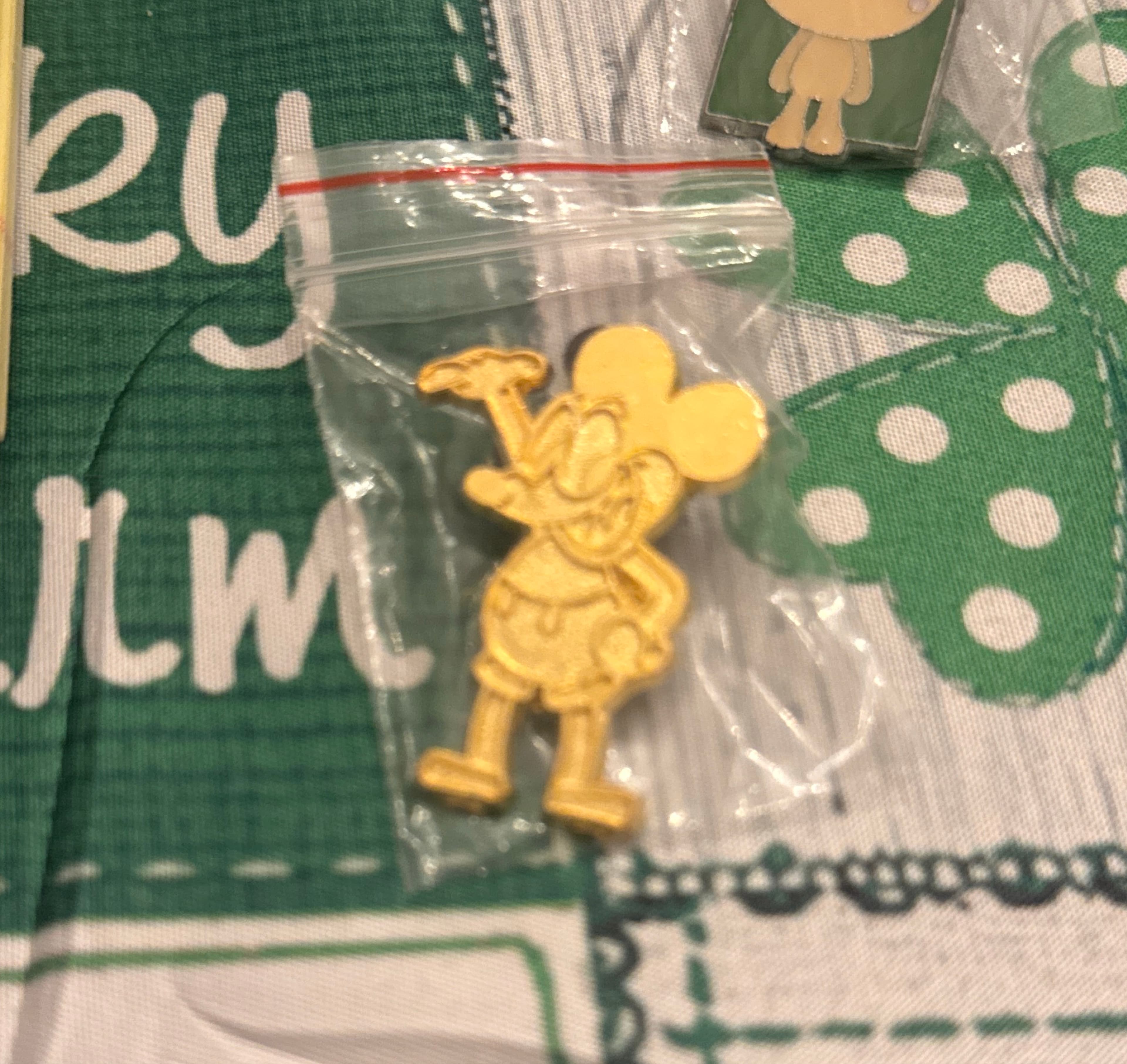 Mickey Mouse Standing, Left Arm Raised, Right Hand on Hip - Gold Chaser