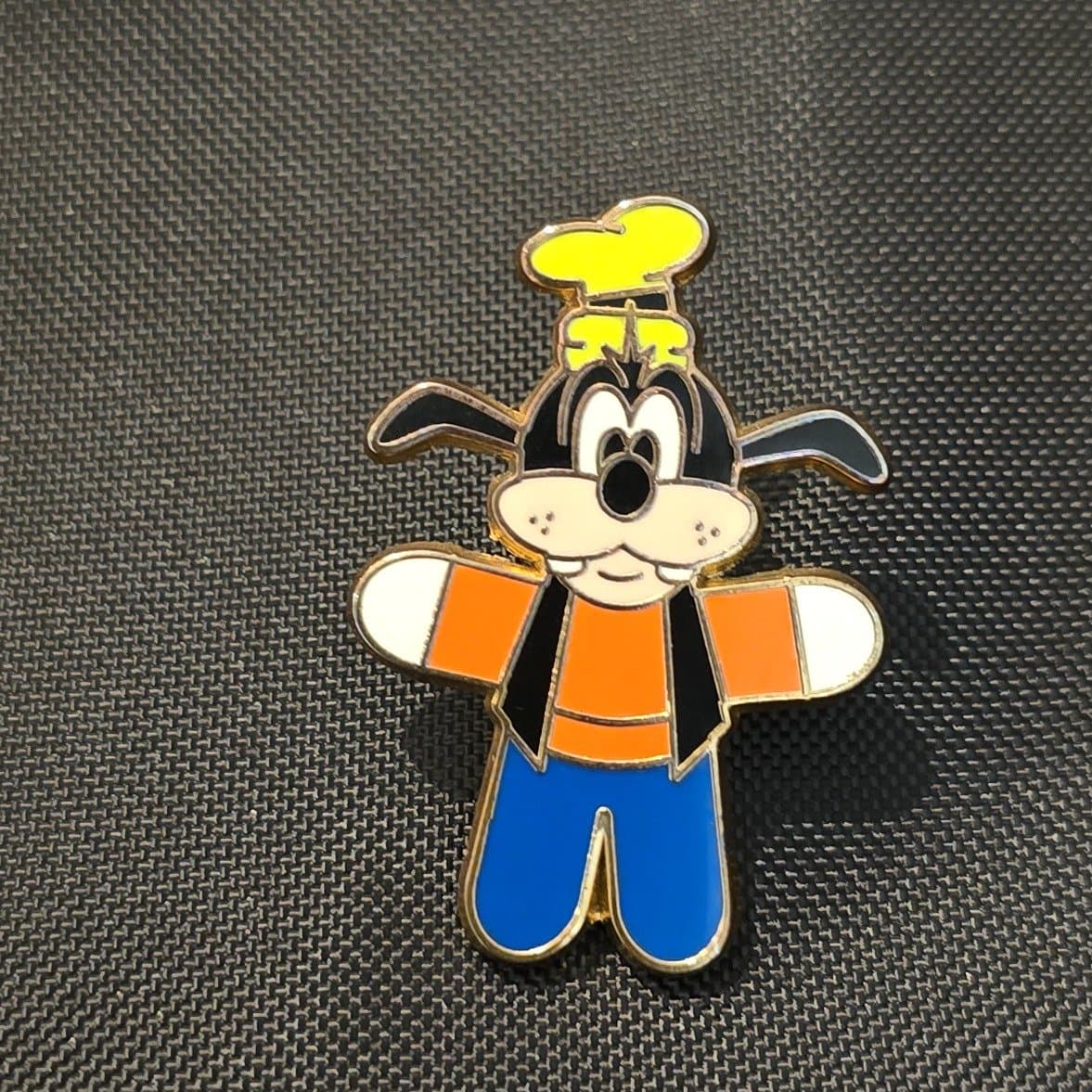 Goofy small with arms out front
