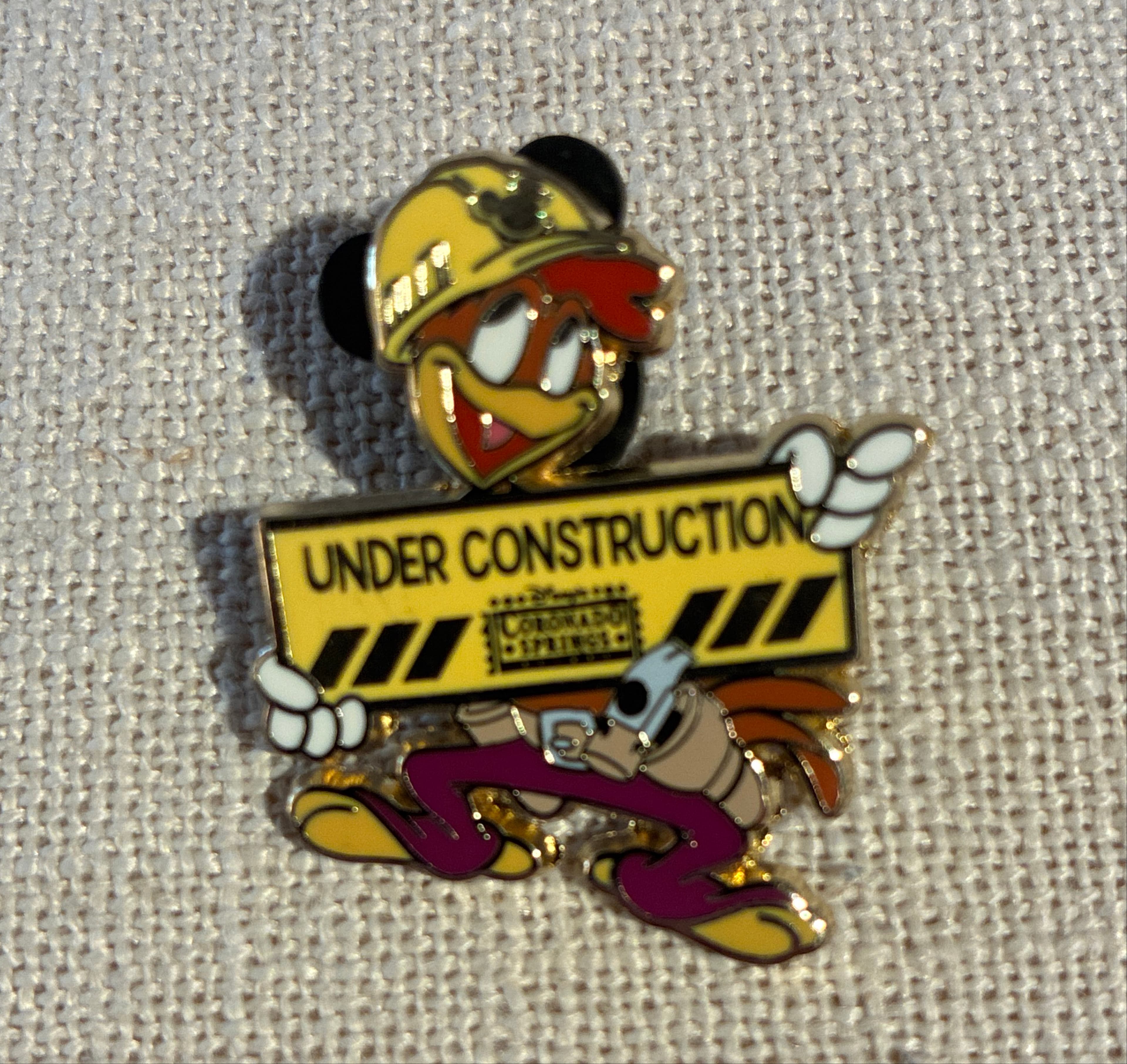 Donald Duck Refurbishment Pin front