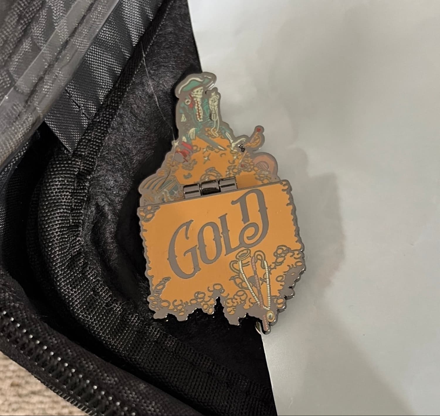 Pirates of the Caribbean Gold Treasure Hinged Pin