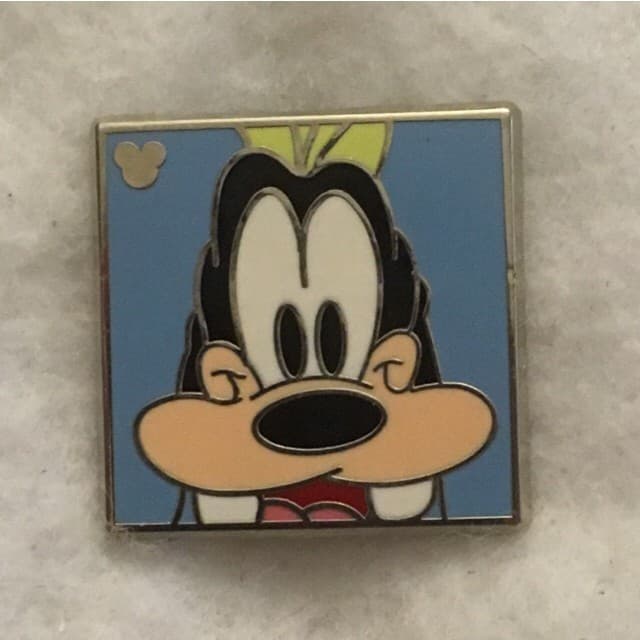 Hidden Mickey 2012 DLR - Faces - Goofy