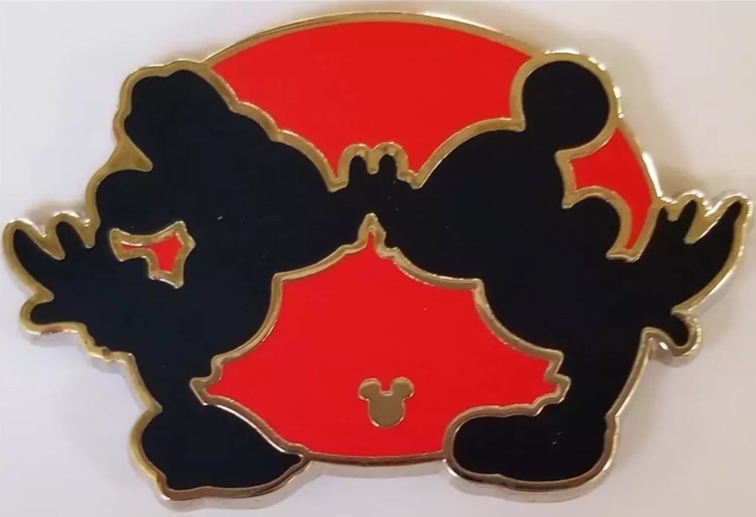 Hidden Mickey 2018 DLR - Mickey Silhouettes - Kissing front