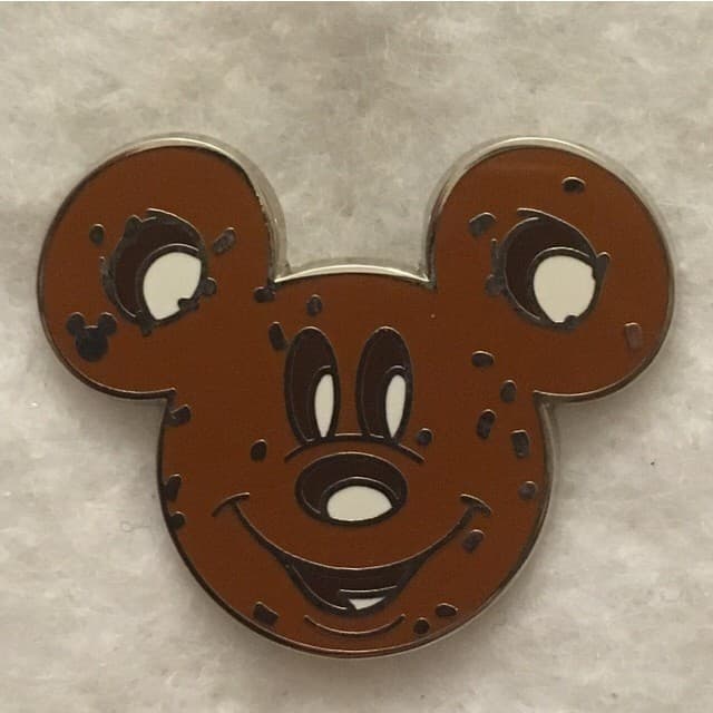 Hidden Mickey 2015 DLR - Snacks - Pretzel